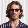 Il modello indossa The LEMTOSH In Black in misura 46 con Chestnut Fade Colorato Lenses Moscot LEMTOSH BLACK Custom Made Tints CABERNET