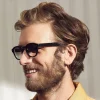 Il modello indossa The LEMTOSH In Black in misura 46 con G-15 Colorato Lenses Moscot LEMTOSH BLACK Custom Made Tints CABERNET