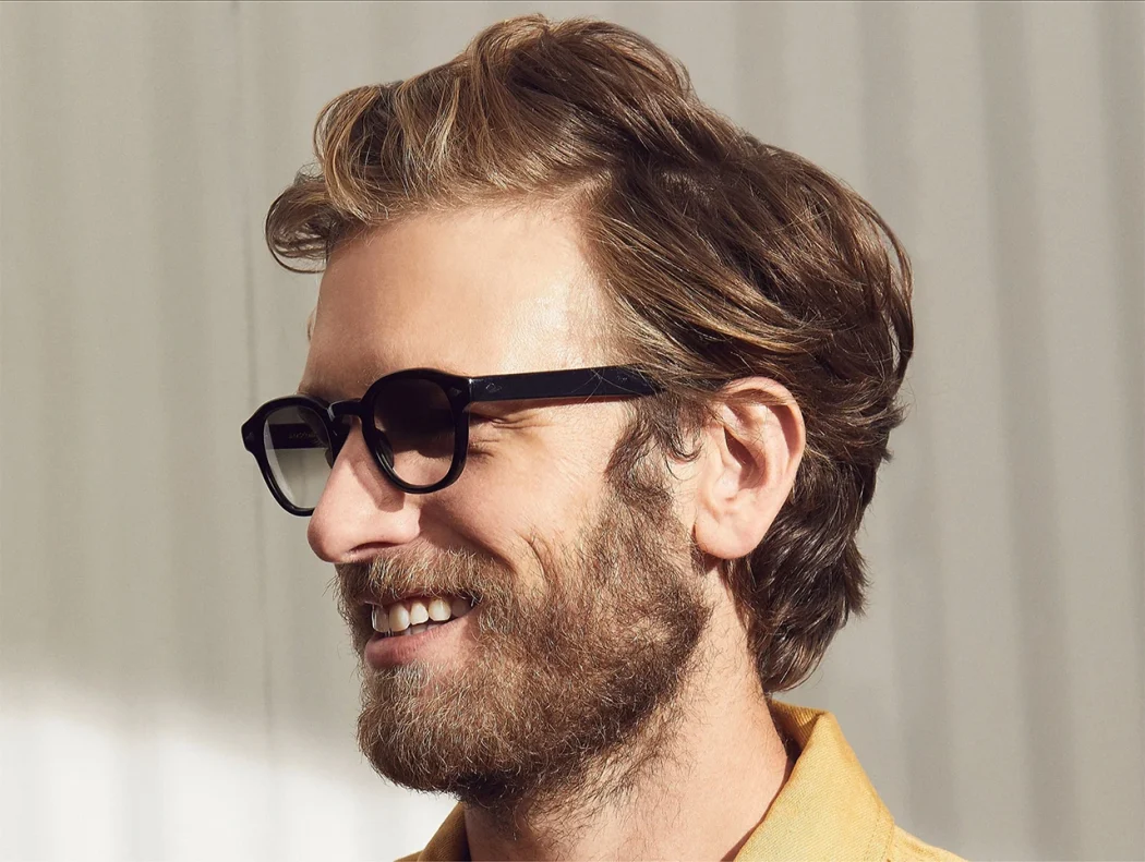Il modello indossa The LEMTOSH In Black in misura 46 con G-15 Colorato Lenses Moscot LEMTOSH BLACK Custom Made Tints CABERNET