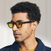 Il modello indossa The LEMTOSH In Black in misura 46 con Mellow Yellow Colorato Lenses Moscot LEMTOSH BLACK Custom Made Tints CABERNET