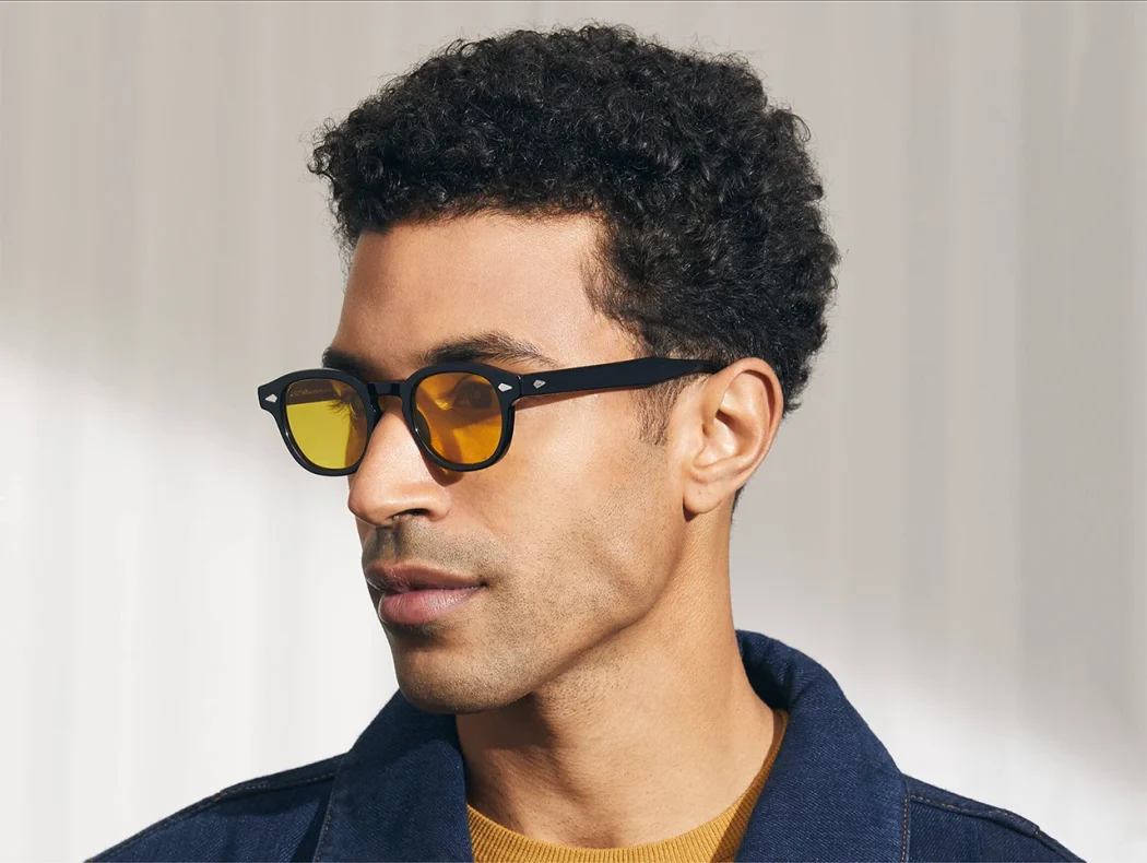 Il modello indossa The LEMTOSH In Black in misura 46 con Mellow Yellow Colorato Lenses Moscot LEMTOSH BLACK Custom Made Tints CABERNET