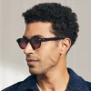 Il modello indossa The LEMTOSH In Black in misura 46 con Westside Sunset Colorato Lenses Moscot LEMTOSH BLACK Custom Made Tints CABERNET
