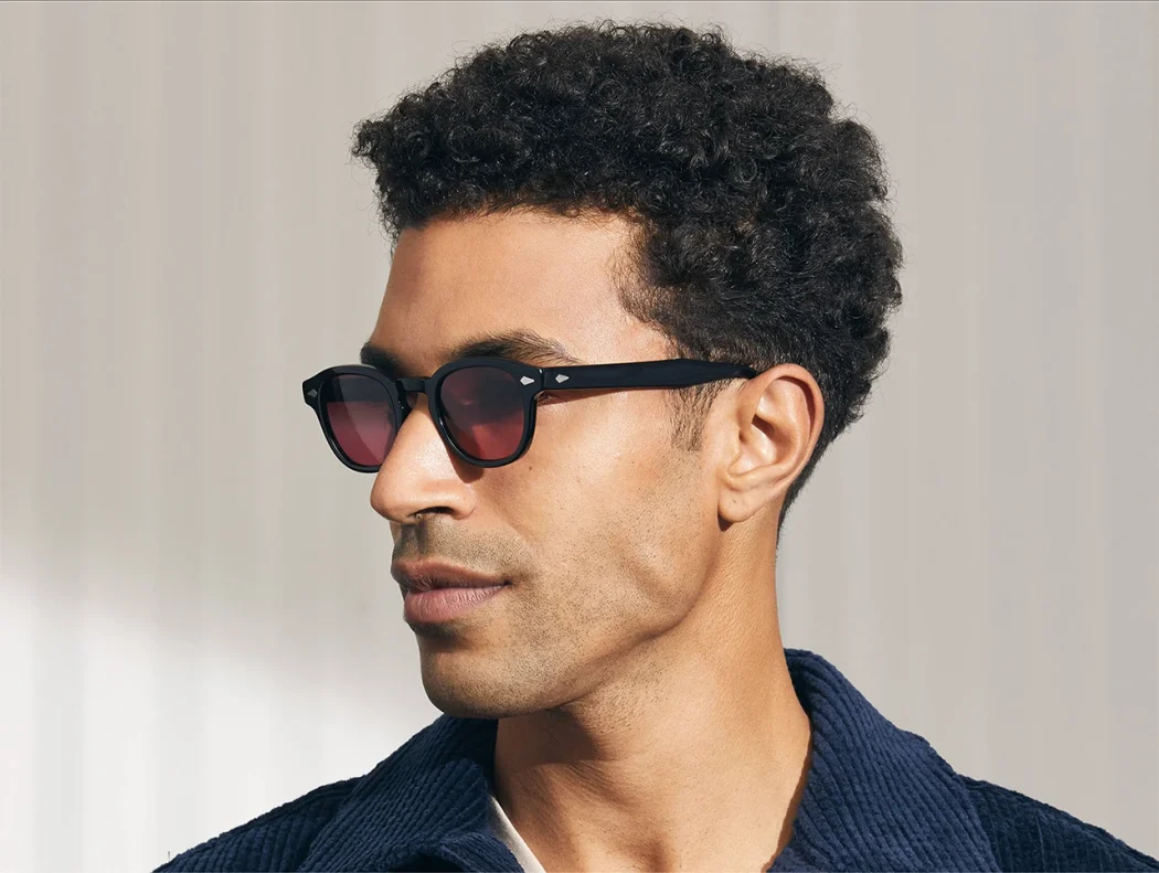 Il modello indossa The LEMTOSH In Black in misura 46 con Westside Sunset Colorato Lenses Moscot LEMTOSH BLACK Custom Made Tints CABERNET