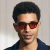 Il modello indossa The LEMTOSH In Black in misura 46 con Woodstock Orange Colorato Lenses Moscot LEMTOSH BLACK Custom Made Tints CABERNET
