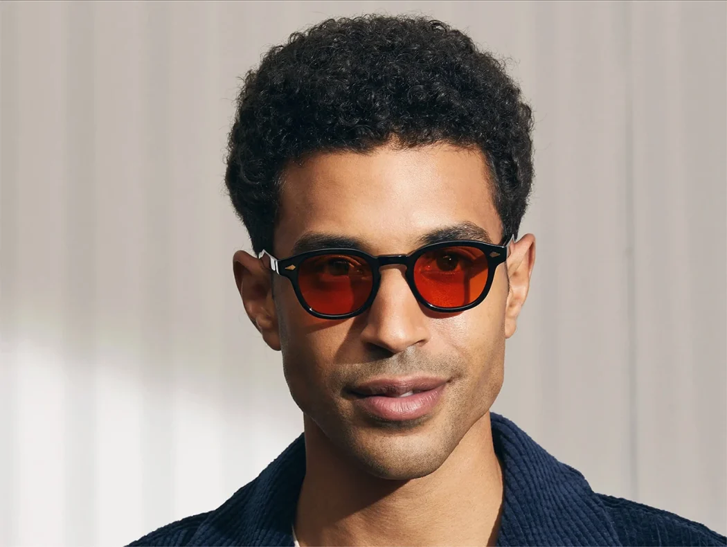 Il modello indossa The LEMTOSH In Black in misura 46 con Woodstock Orange Colorato Lenses Moscot LEMTOSH BLACK Custom Made Tints CABERNET