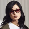 La modella indossa The LEMTOSH In Black in misura 49 con Big Apple Fade Colorato Lenses Moscot LEMTOSH BLACK Custom Made Tints CABERNET