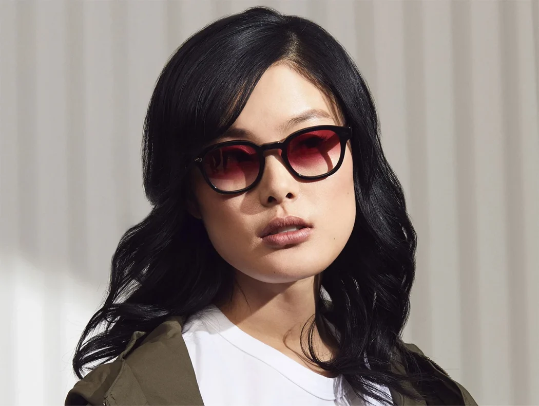 La modella indossa The LEMTOSH In Black in misura 49 con Big Apple Fade Colorato Lenses Moscot LEMTOSH BLACK Custom Made Tints CABERNET